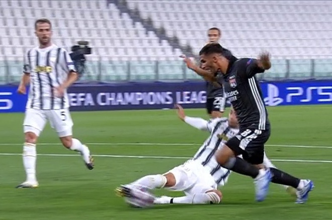 Cận cảnh 2 tình huống penalty gây tranh cãi trong trận đấu khiến Ronaldo và Juventus bị loại khỏi Champions League - Ảnh 1.