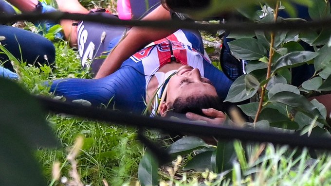Nhà vô địch đua xe đạp thế giới mất lái, rơi xuống đồi - Ảnh 3.