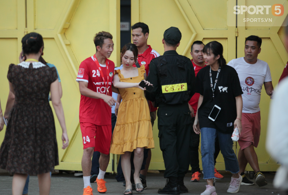 Tiền vệ U23 Việt Nam tình tứ hôn bạn gái ngày Viettel chính thức nhận Cúp vô địch hạng Nhất 2018 - Ảnh 2.
