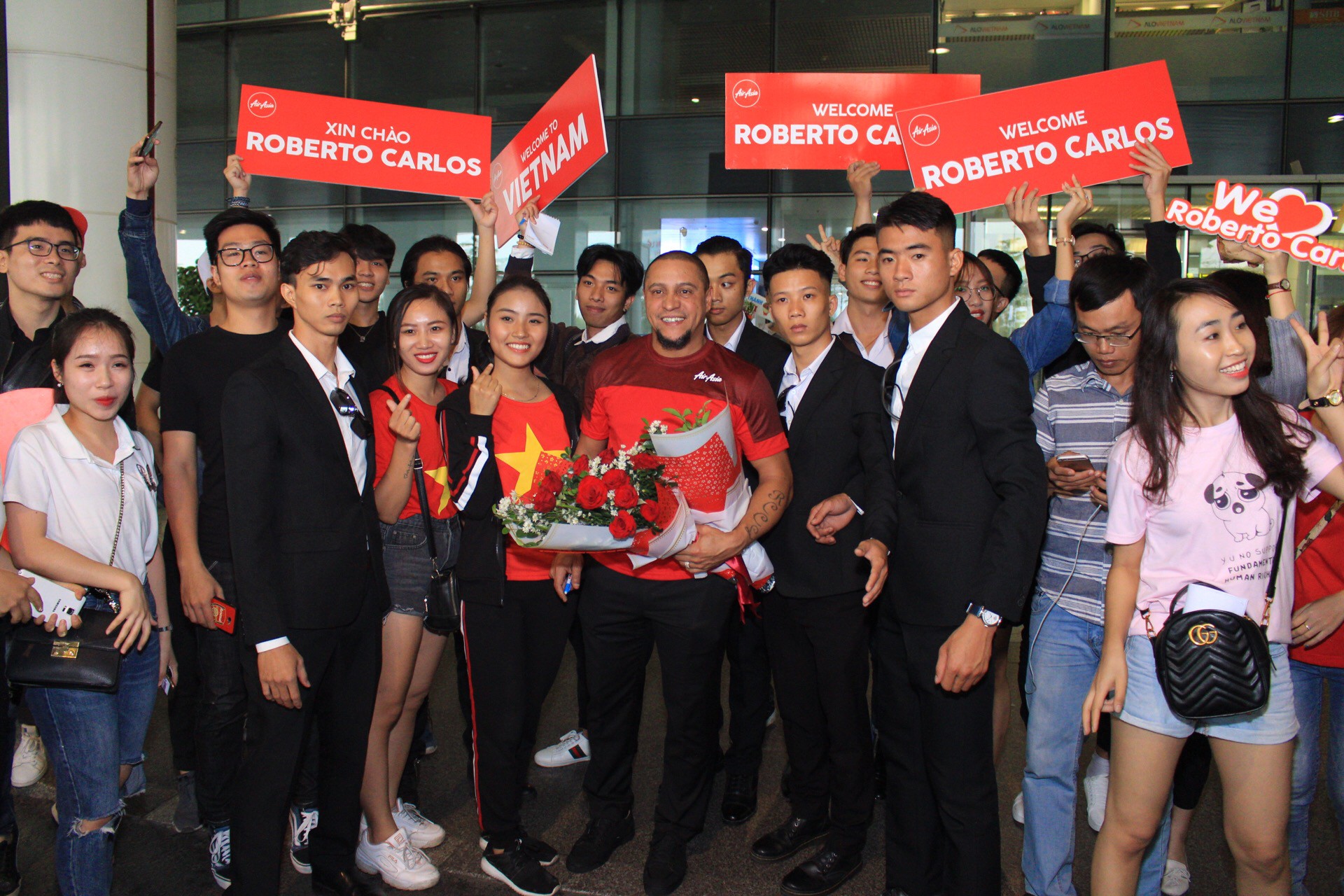 Huyền thoại vĩ đại Roberto Carlos chính thức có mặt ở Hà Nội, chuẩn bị đối đầu Công Vinh trước trận Việt Nam - Malaysia - Ảnh 3.