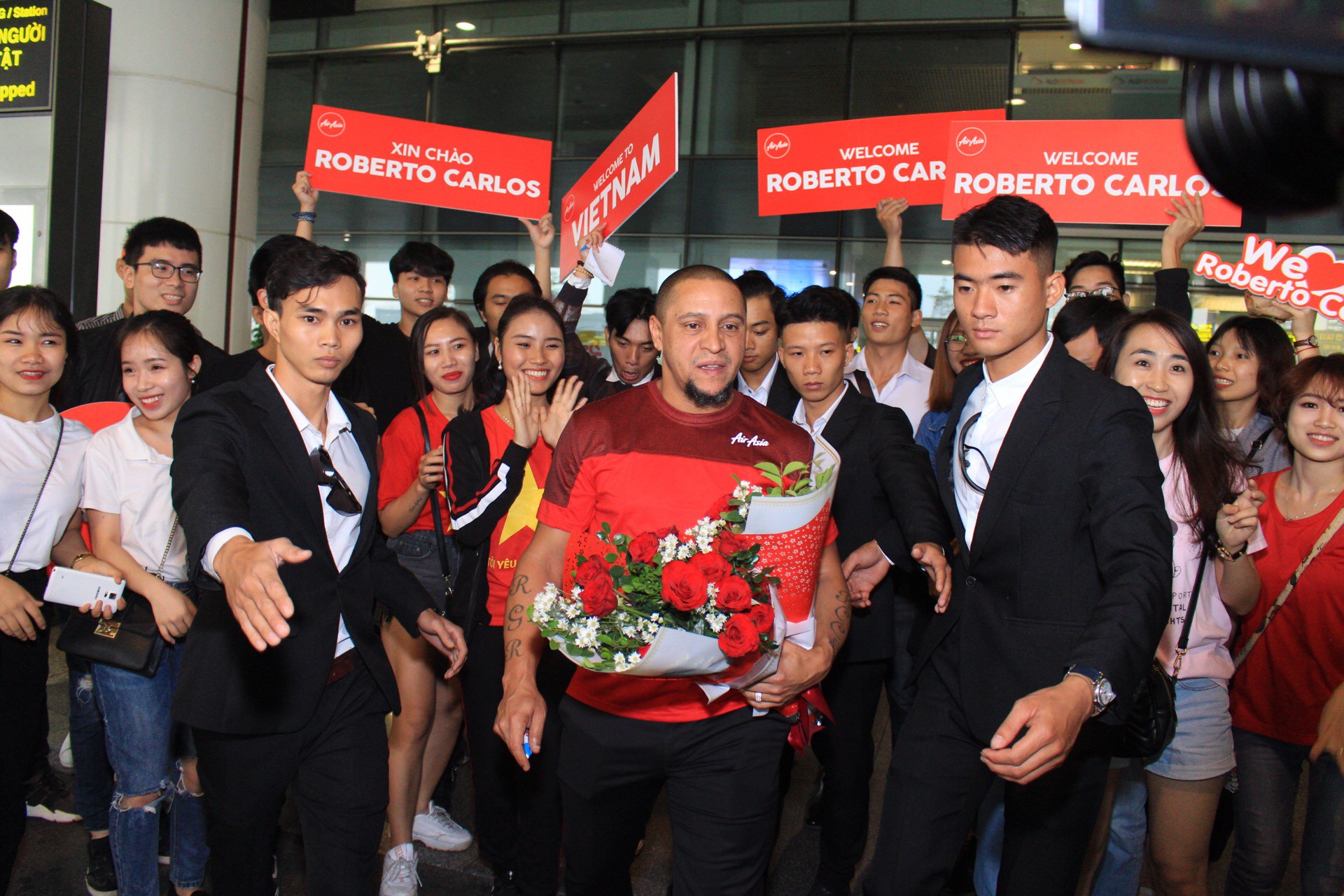 Huyền thoại vĩ đại Roberto Carlos chính thức có mặt ở Hà Nội, chuẩn bị đối đầu Công Vinh trước trận Việt Nam - Malaysia - Ảnh 2.