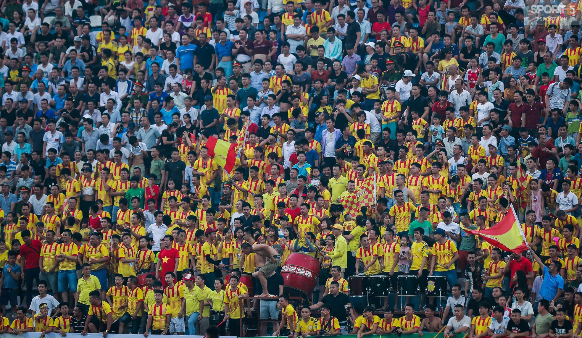 Cầu thủ Nam Định vỡ òa cảm xúc khi thắng trận đầu tiên ở Thiên Trường  - Ảnh 1.