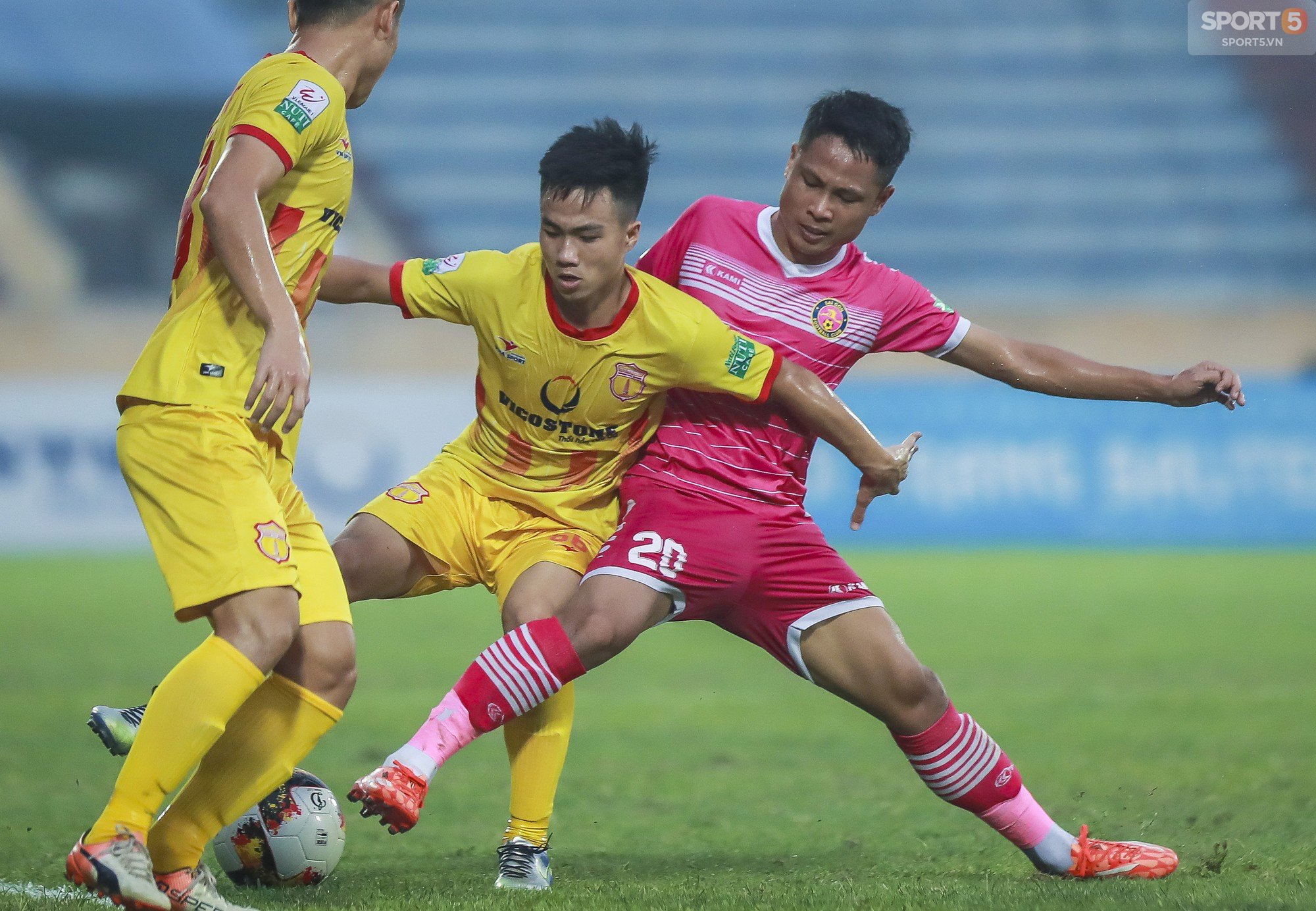 Cầu thủ Nam Định vỡ òa cảm xúc khi thắng trận đầu tiên ở Thiên Trường  - Ảnh 3.