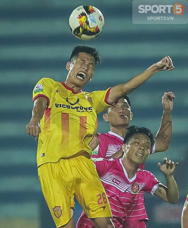 Cầu thủ Nam Định vỡ òa cảm xúc khi thắng trận đầu tiên ở Thiên Trường  - Ảnh 8.