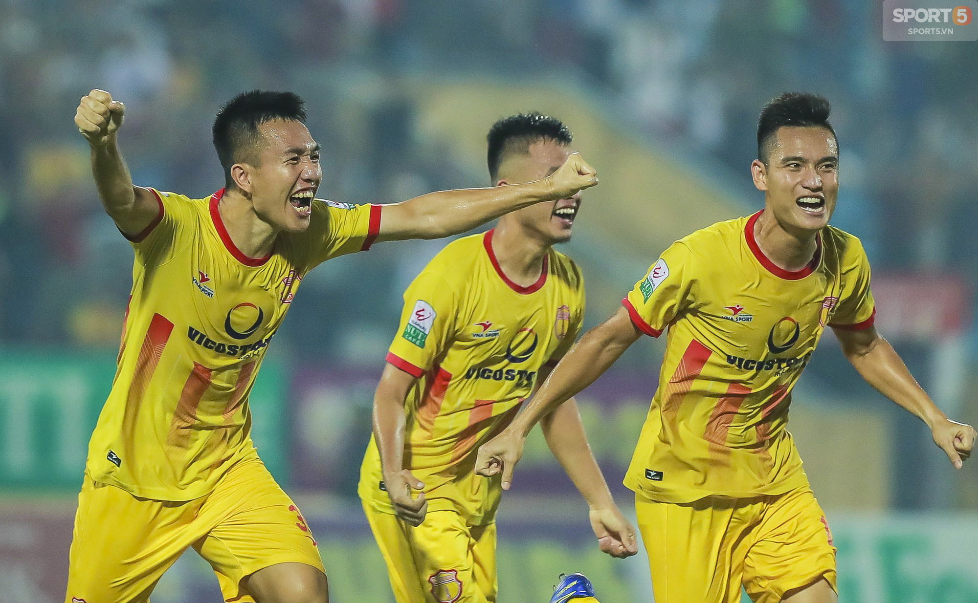 Cầu thủ Nam Định vỡ òa cảm xúc khi thắng trận đầu tiên ở Thiên Trường  - Ảnh 9.