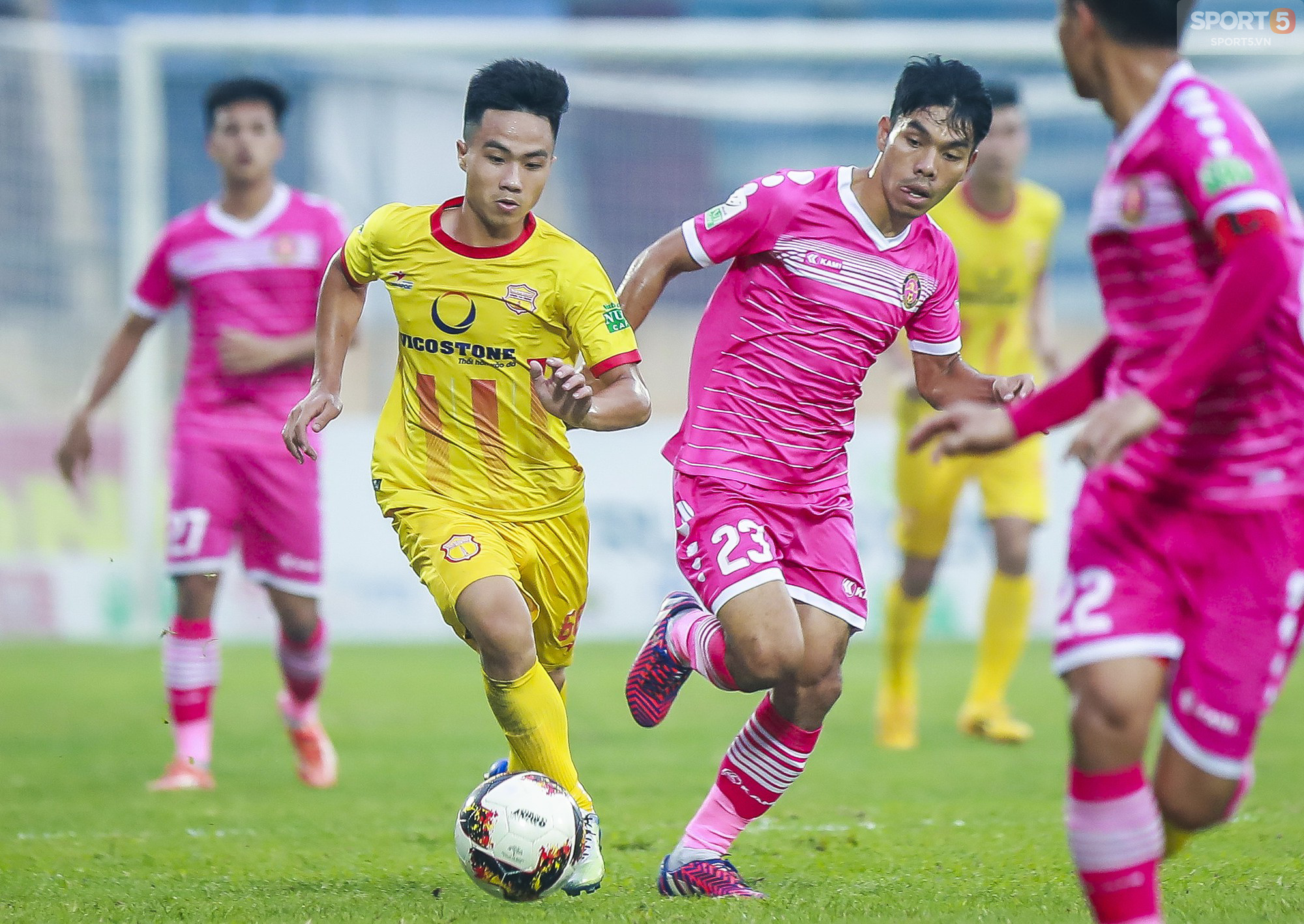 Cầu thủ Nam Định vỡ òa cảm xúc khi thắng trận đầu tiên ở Thiên Trường  - Ảnh 2.