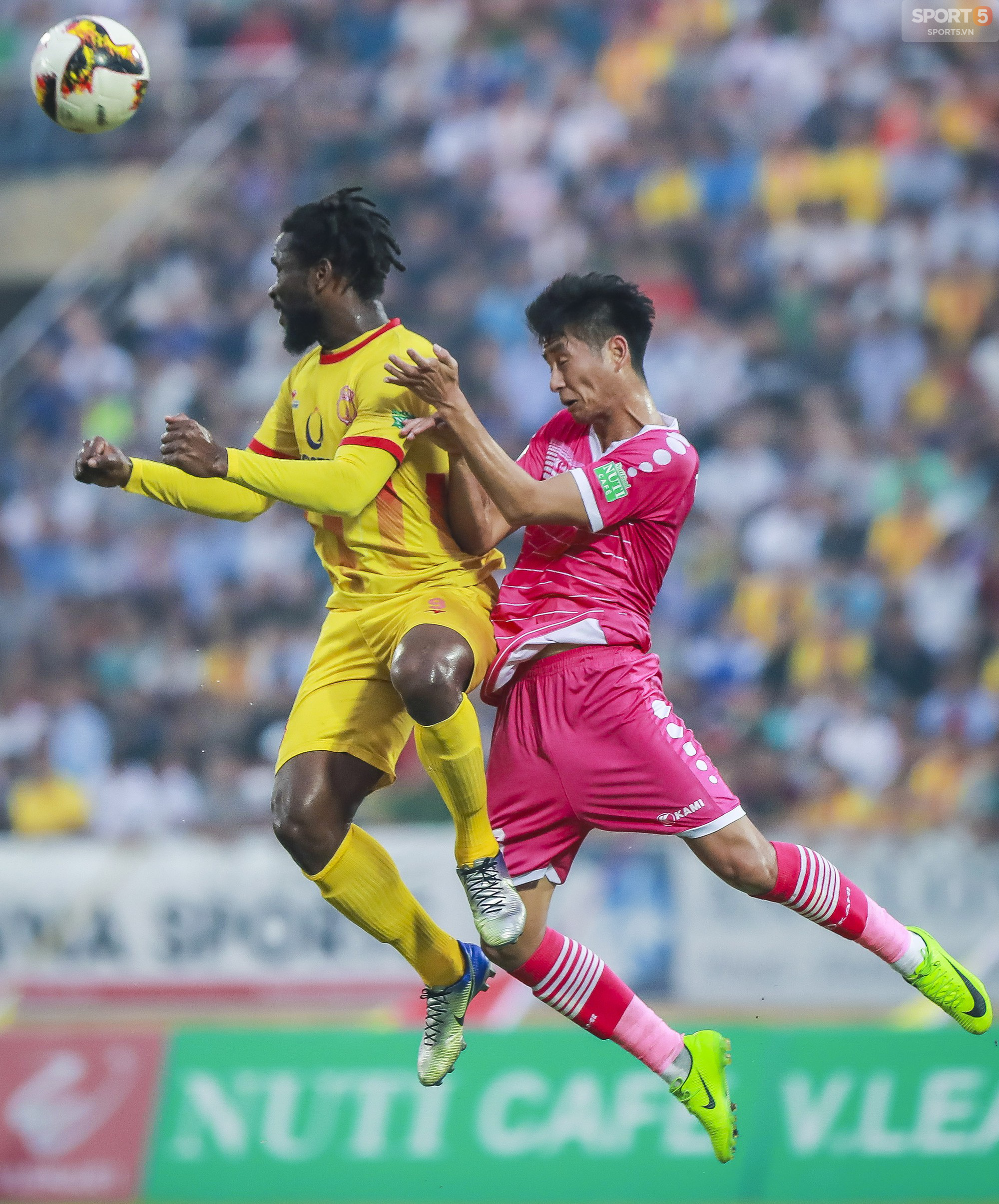 Cầu thủ Nam Định vỡ òa cảm xúc khi thắng trận đầu tiên ở Thiên Trường  - Ảnh 5.