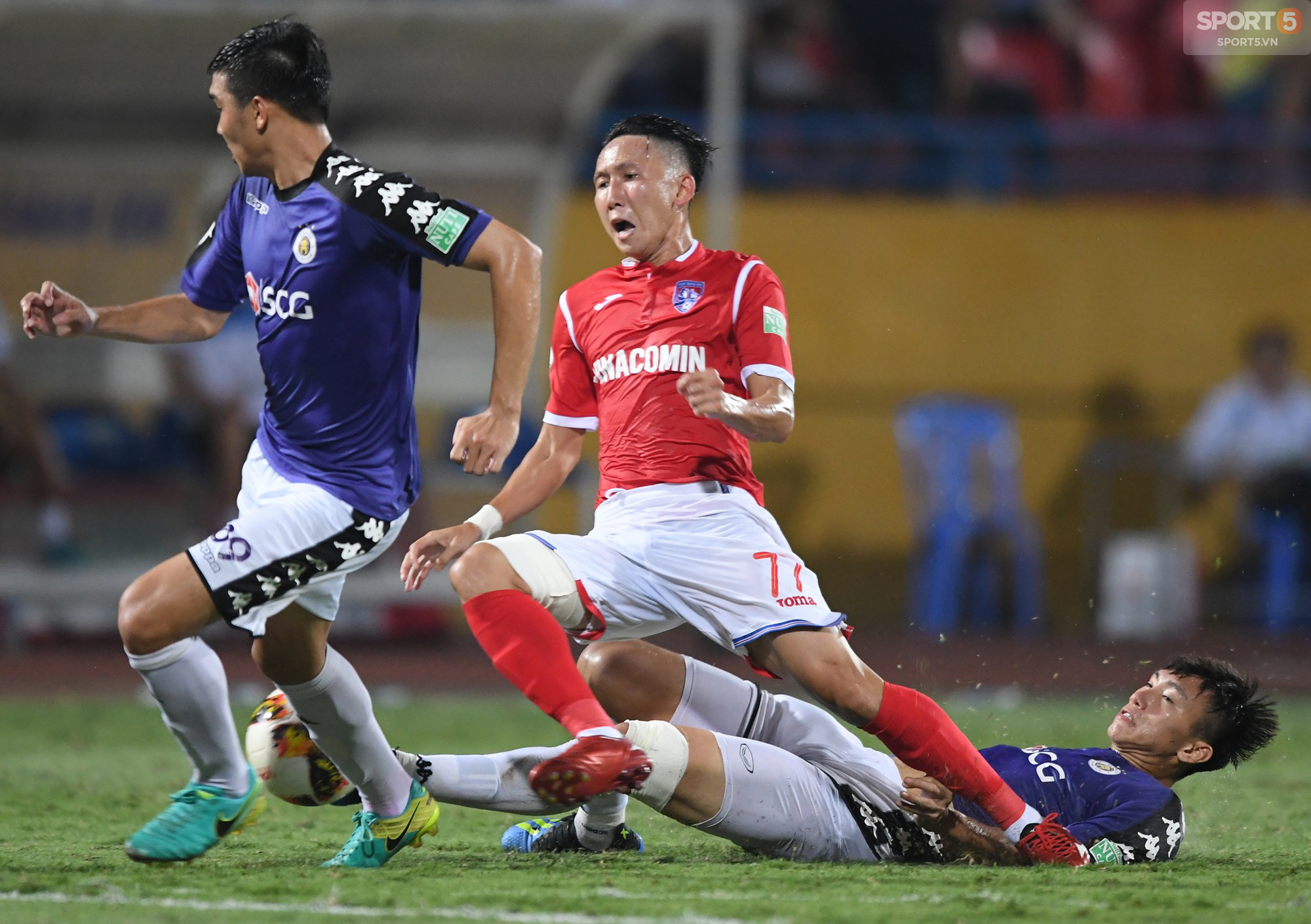 Oseni cõng Quang Hải ăn mừng, Hà Nội FC toàn thắng lượt đi V-League 2018 - Ảnh 3.