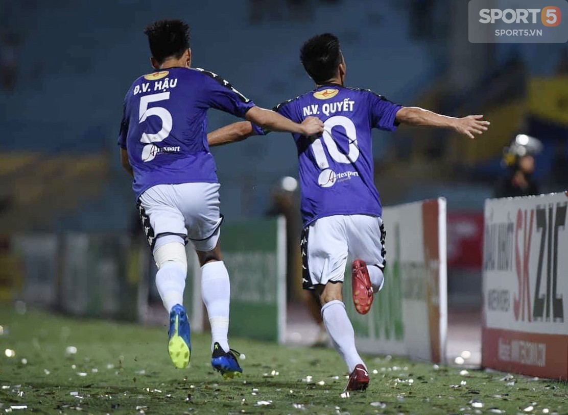 Oseni cõng Quang Hải ăn mừng, Hà Nội FC toàn thắng lượt đi V-League 2018 - Ảnh 11.