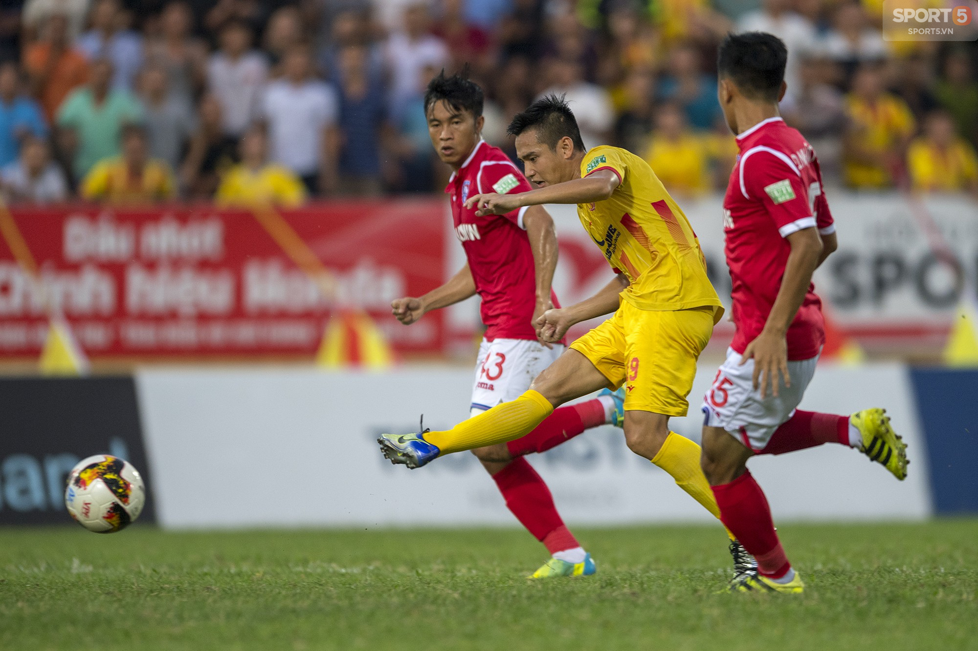 Nam Định hòa đội xếp thứ 2 V-League ở thế dẫn trước - Ảnh 4.