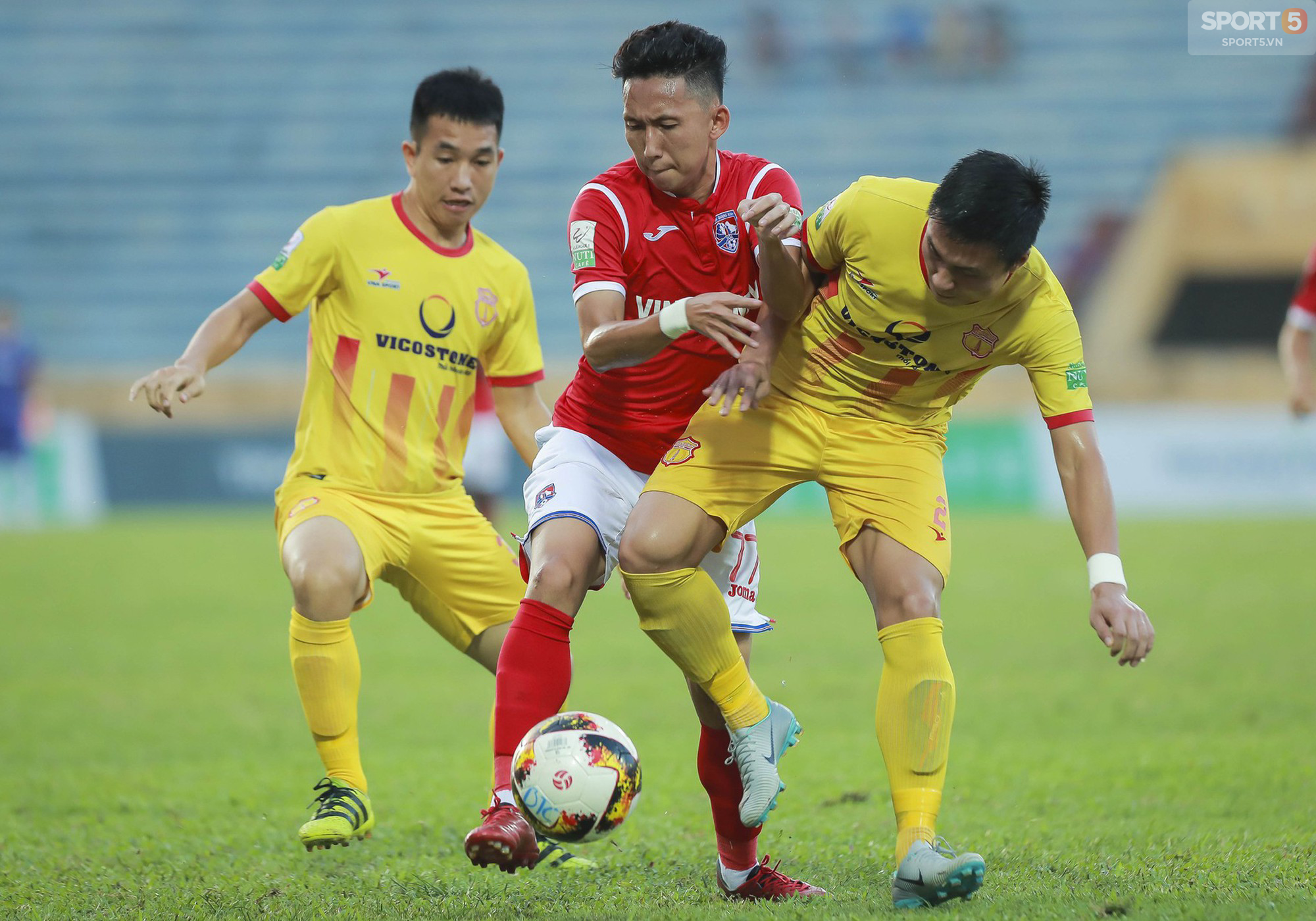 Nam Định hòa đội xếp thứ 2 V-League ở thế dẫn trước - Ảnh 1.