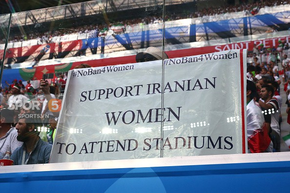 Phụ nữ Iran và trải nghiệm lần đầu tiên đến sân xem bóng đá - Ảnh 2.