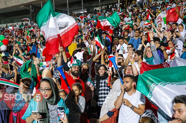 Phụ nữ Iran và trải nghiệm lần đầu tiên đến sân xem bóng đá - Ảnh 3.