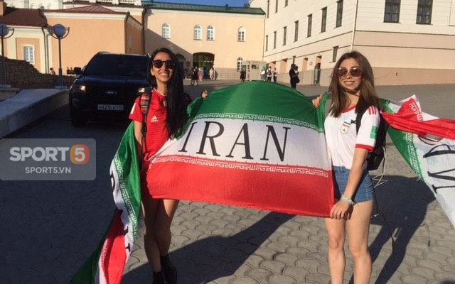 Phụ nữ Iran và trải nghiệm lần đầu tiên đến sân xem bóng đá - Ảnh 1.
