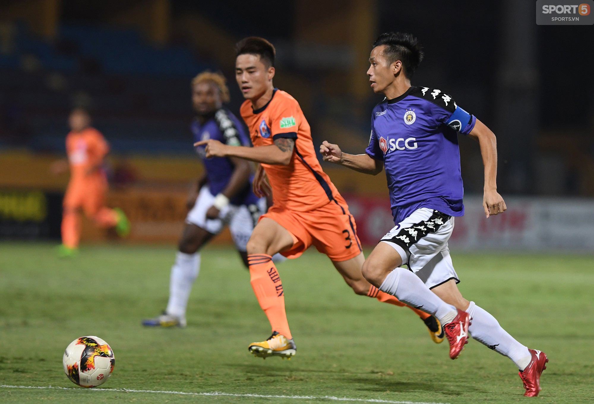 Dẫn trước 2 lần, Hà Đức Chinh vẫn trắng tay khi gặp các đồng đội U23 ở CLB Hà Nội - Ảnh 1.