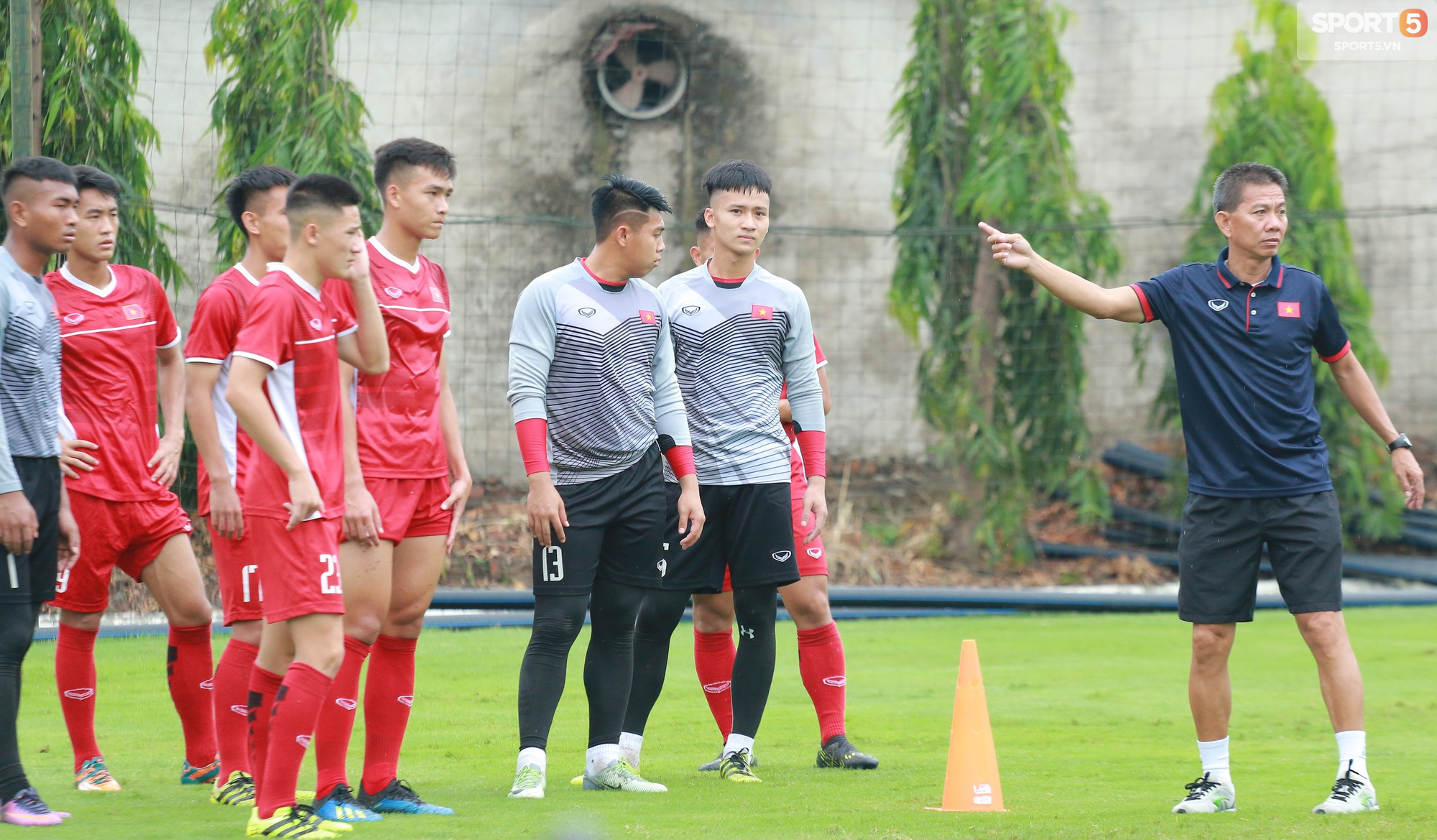 HLV Park Hang-seo “xem giò” U19 Việt Nam trước khi lên đường chám trán U19 Thái Lan ở AFF - Ảnh 3.