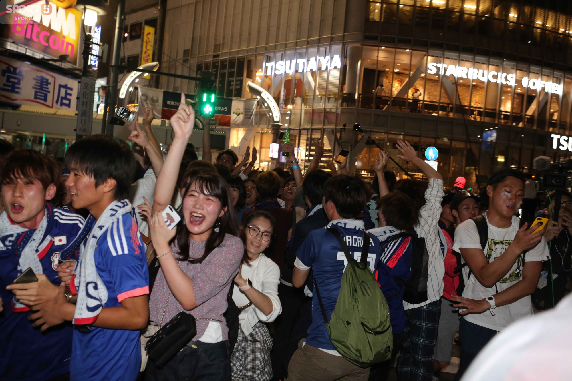 Tokyo trắng đêm mừng Nhật Bản vào vòng 1/8 World Cup - Ảnh 5.