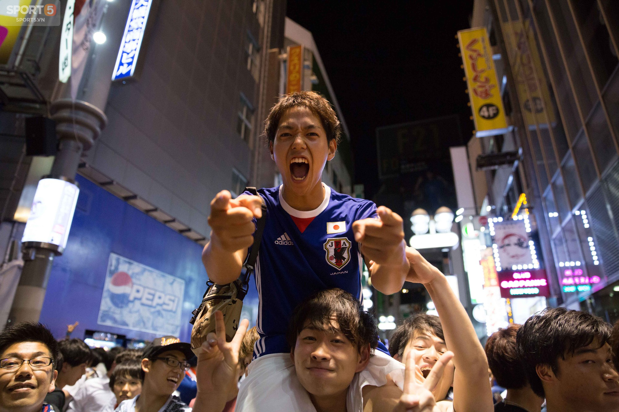 Tokyo trắng đêm mừng Nhật Bản vào vòng 1/8 World Cup - Ảnh 7.