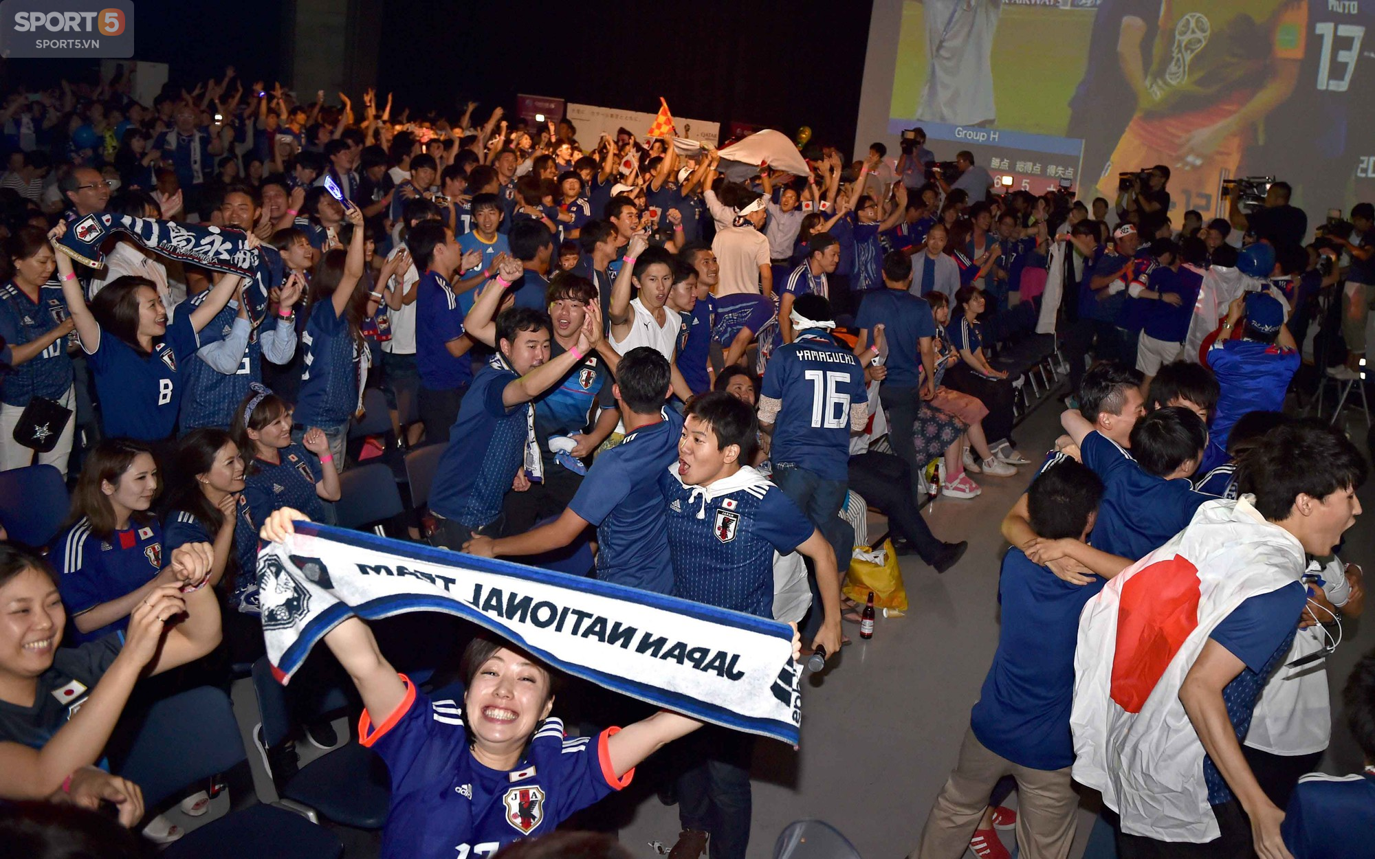 Tokyo trắng đêm mừng Nhật Bản vào vòng 1/8 World Cup - Ảnh 4.