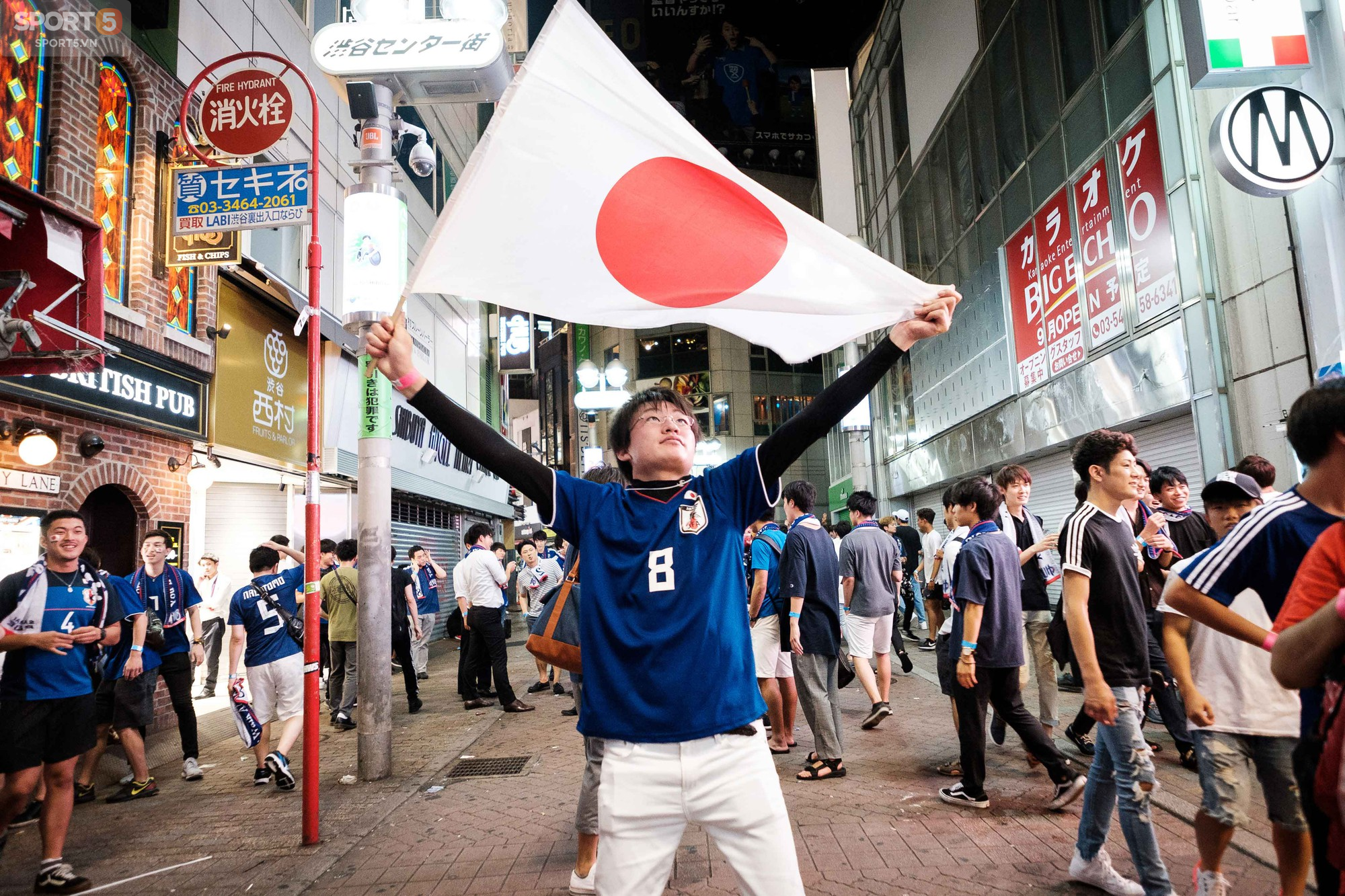 Tokyo trắng đêm mừng Nhật Bản vào vòng 1/8 World Cup - Ảnh 1.