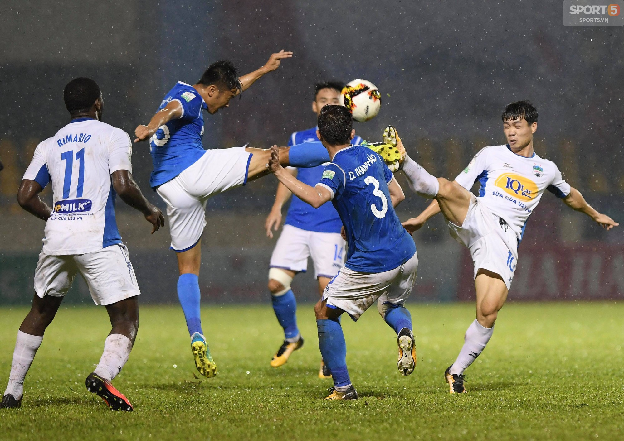 Công Phượng bức xúc với trọng tài, HAGL đứt mạch bất bại ở V.League 2018 - Ảnh 1.