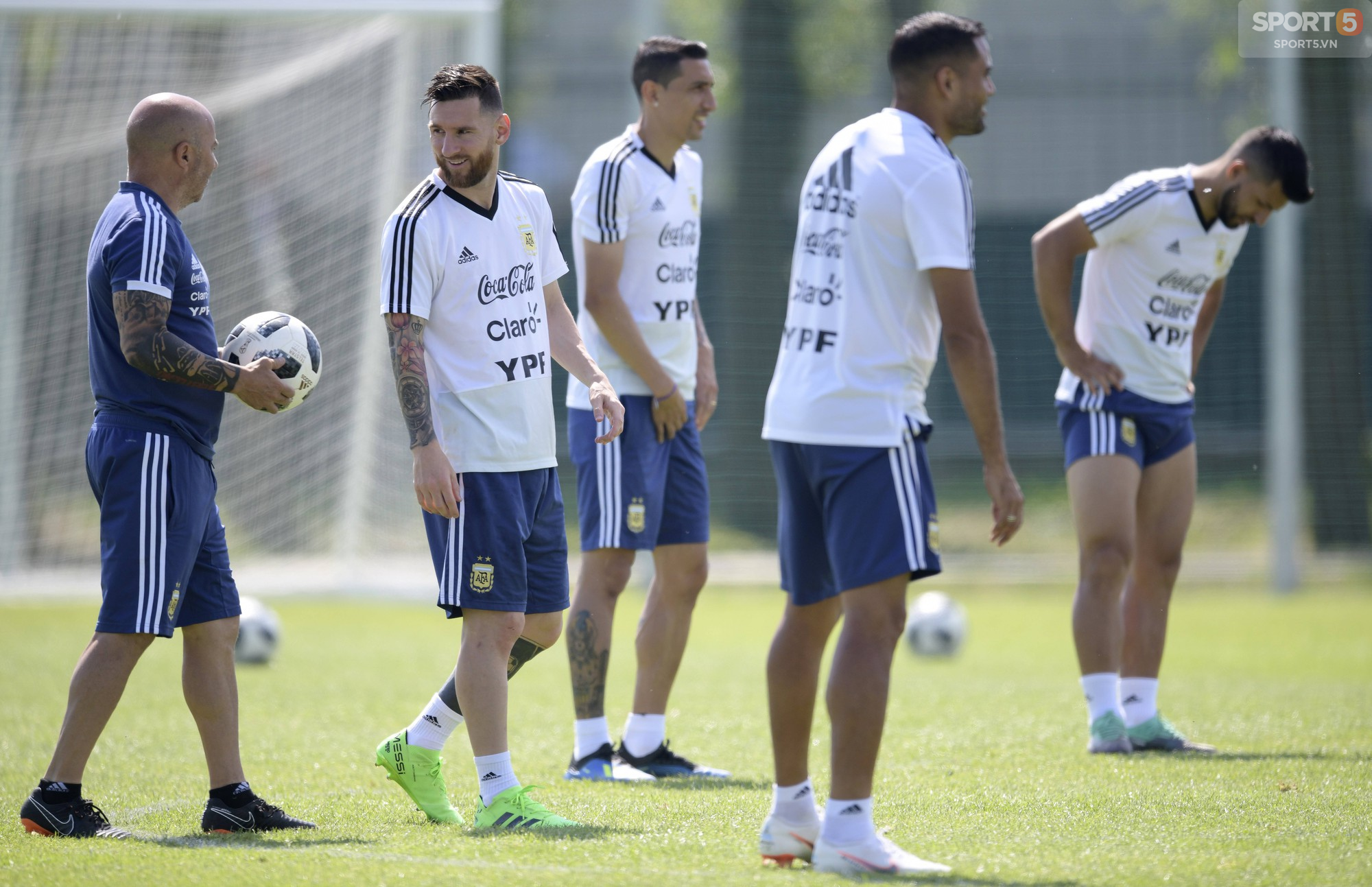 CHÍNH THỨC: LĐBĐ Argentina “tống cổ” Sampaoli ra đường - Ảnh 1.