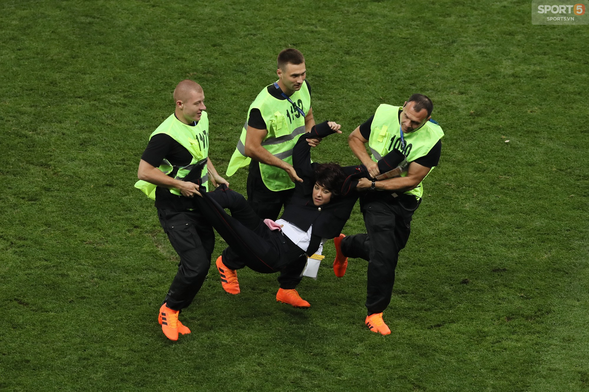 Ban nhạc rock chống đối Tổng thống Putin quấy rối trận chung kết World Cup - Ảnh 6.