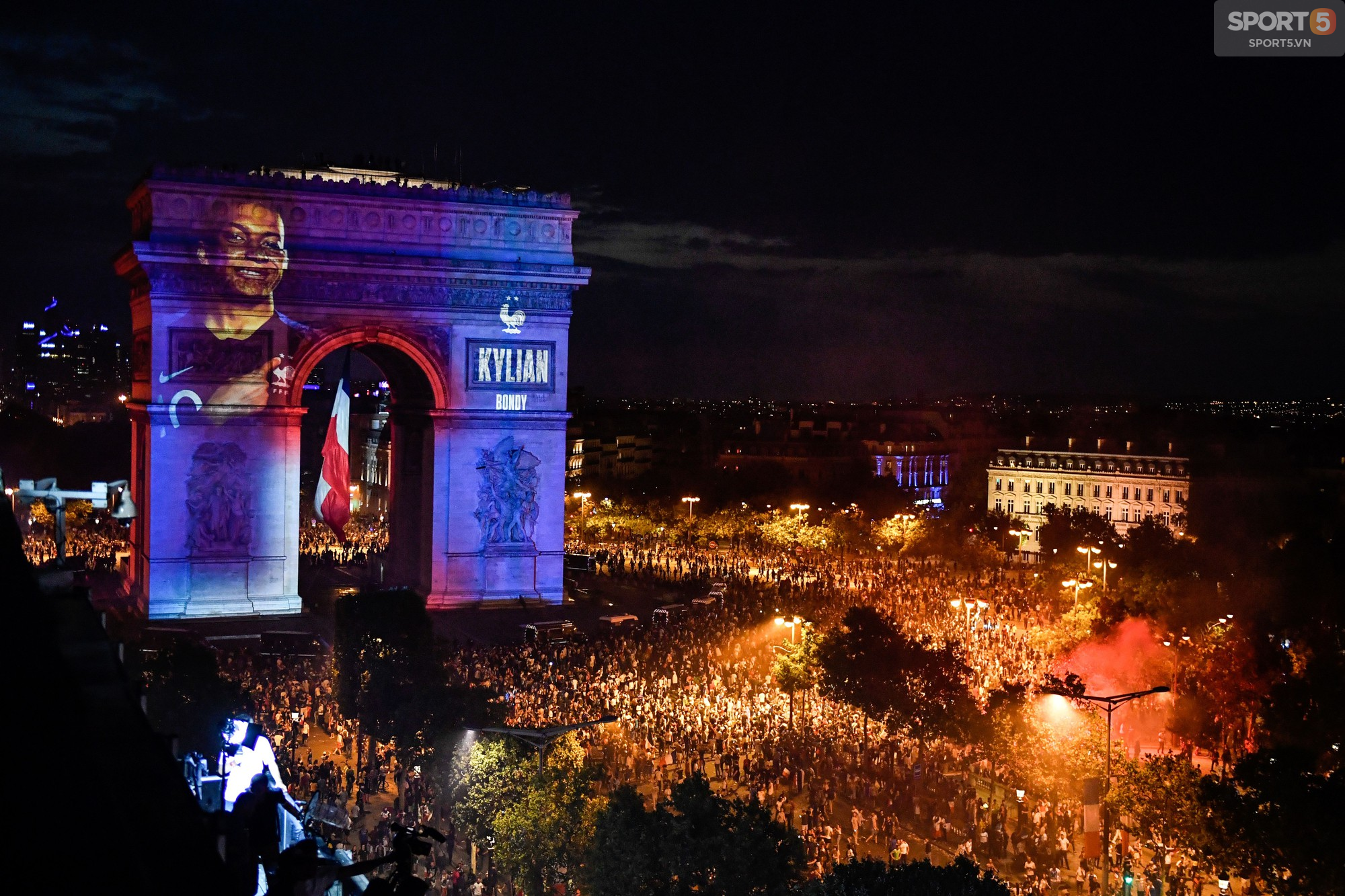 Paris trong vòng xoáy bạo loạn điên cuồng sau chức vô địch World Cup của tuyển Pháp - Ảnh 2.