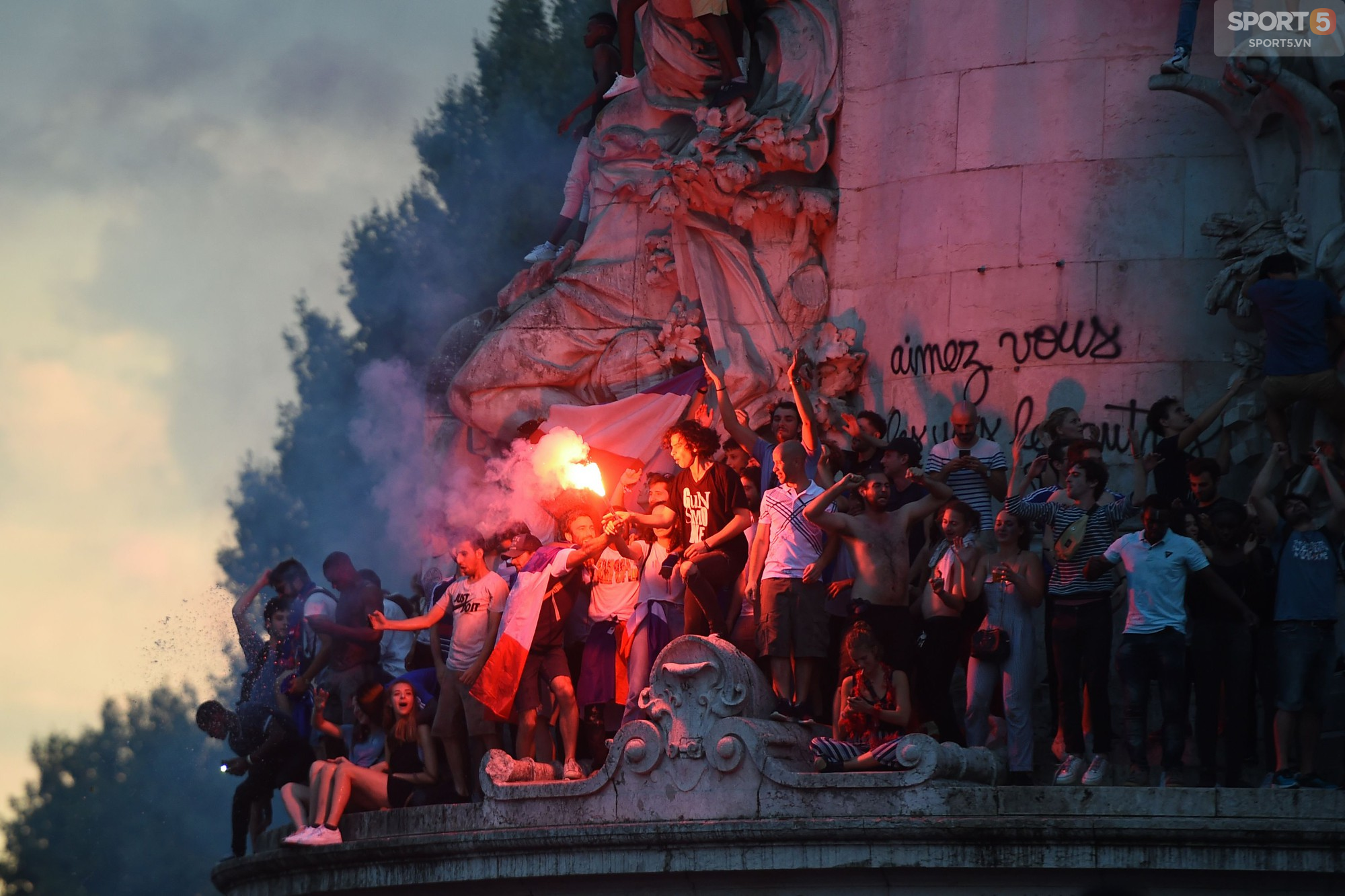 Paris trong vòng xoáy bạo loạn điên cuồng sau chức vô địch World Cup của tuyển Pháp - Ảnh 4.