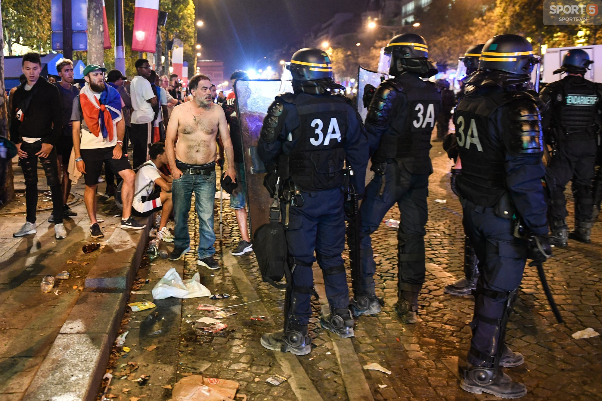 Paris trong vòng xoáy bạo loạn điên cuồng sau chức vô địch World Cup của tuyển Pháp - Ảnh 13.