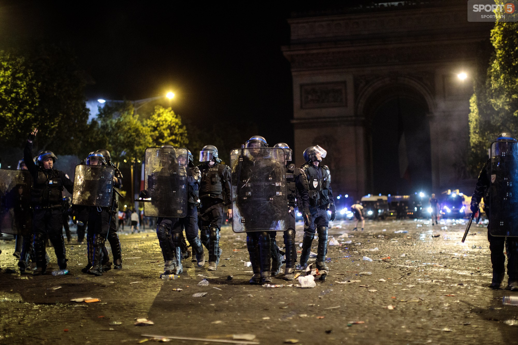 Paris trong vòng xoáy bạo loạn điên cuồng sau chức vô địch World Cup của tuyển Pháp - Ảnh 14.