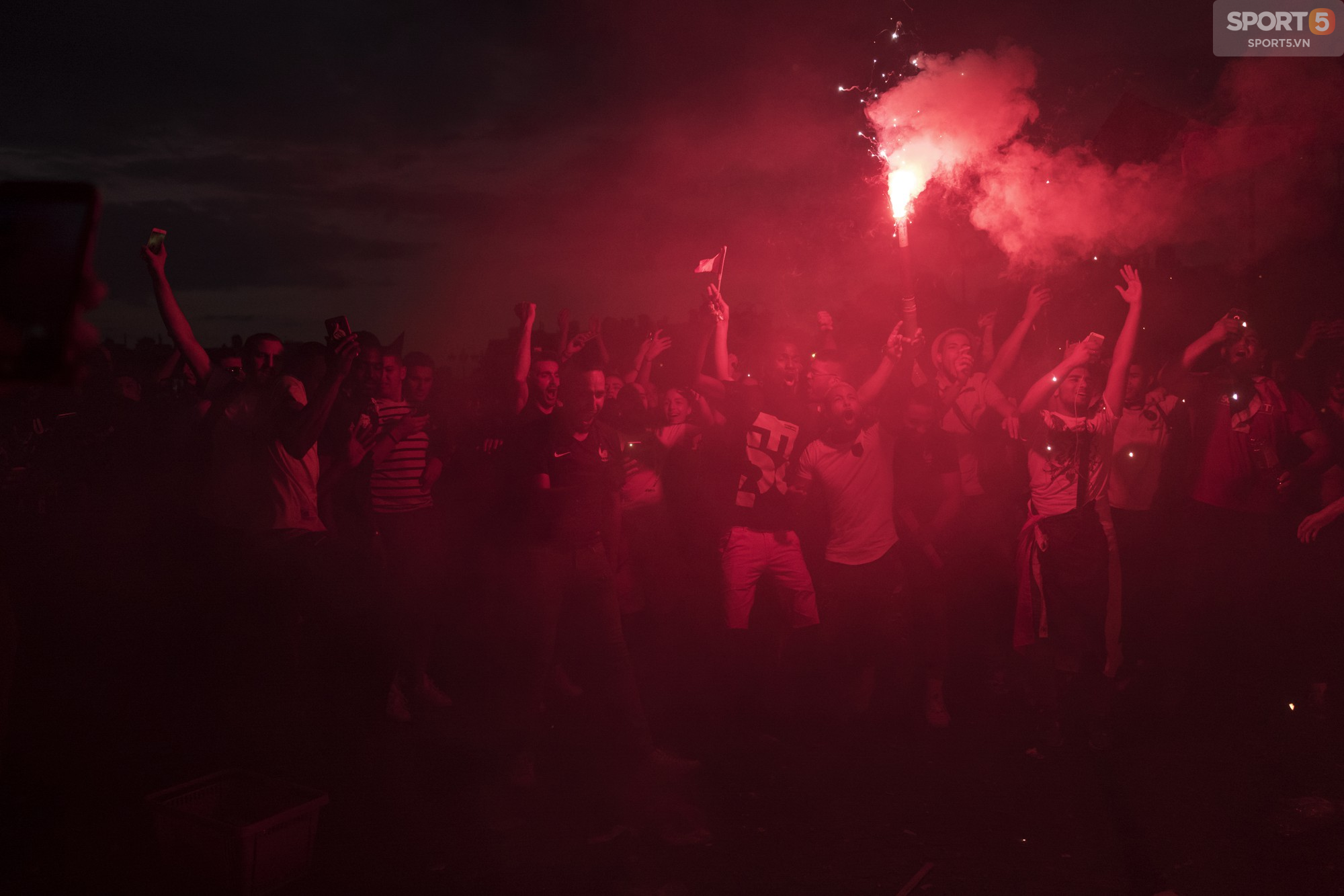 Paris trong vòng xoáy bạo loạn điên cuồng sau chức vô địch World Cup của tuyển Pháp - Ảnh 10.