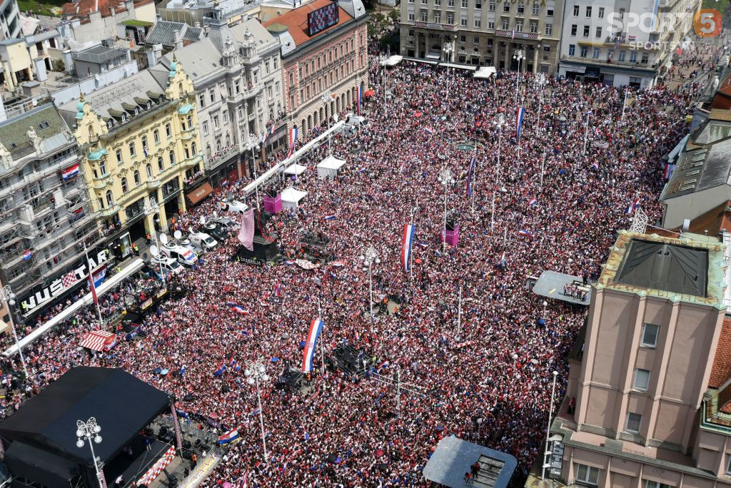 Hơn 10.000 cổ động viên đổ xuống đường chào đón những người hùng Croatia về nước - Ảnh 7.