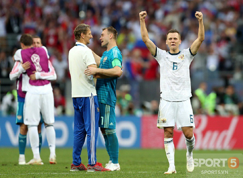 Niềm vui vỡ òa của các cầu thủ Nga sau chiến thắng lịch sử trước Tây Ban Nha - Ảnh 5.