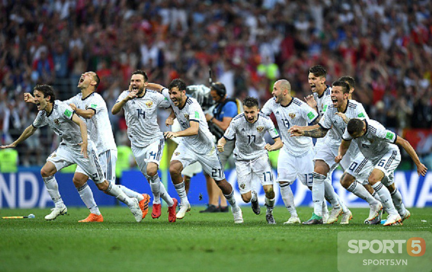 Niềm vui vỡ òa của các cầu thủ Nga sau chiến thắng lịch sử trước Tây Ban Nha - Ảnh 2.