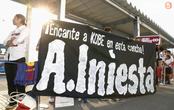 Huyền thoại Andres Iniesta tập buổi đầu tiên với đội bóng Nhật Bản - Ảnh 1.