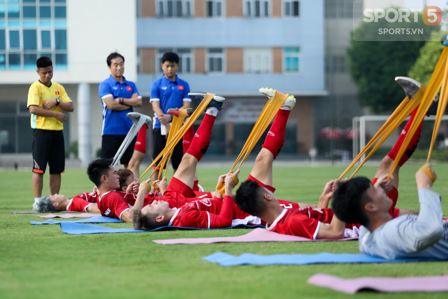 Văn Toàn khoe tóc mới, Đức Chinh dính Công Phượng như sam - Ảnh 1.