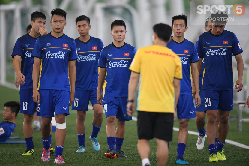 U23 Việt Nam hội quân đầy đủ: Đình Trọng chấn thương, Văn Quyết tạm nắm băng đội trưởng U23 Việt Nam - Ảnh 2.