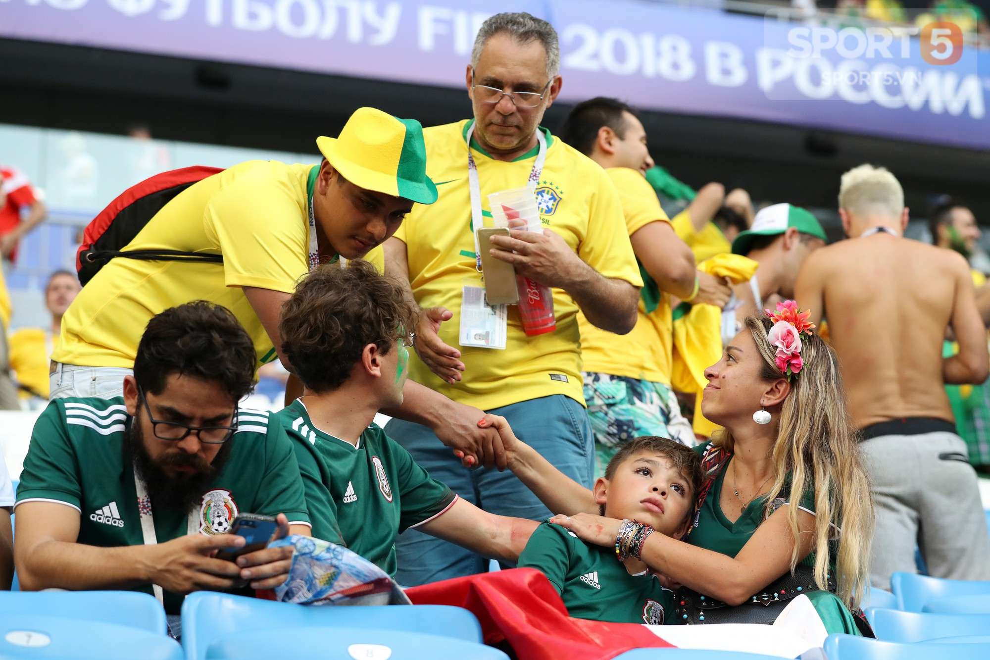 Hành động đẹp của CĐV Brazil với Mexico sau trận đấu - Ảnh 9.