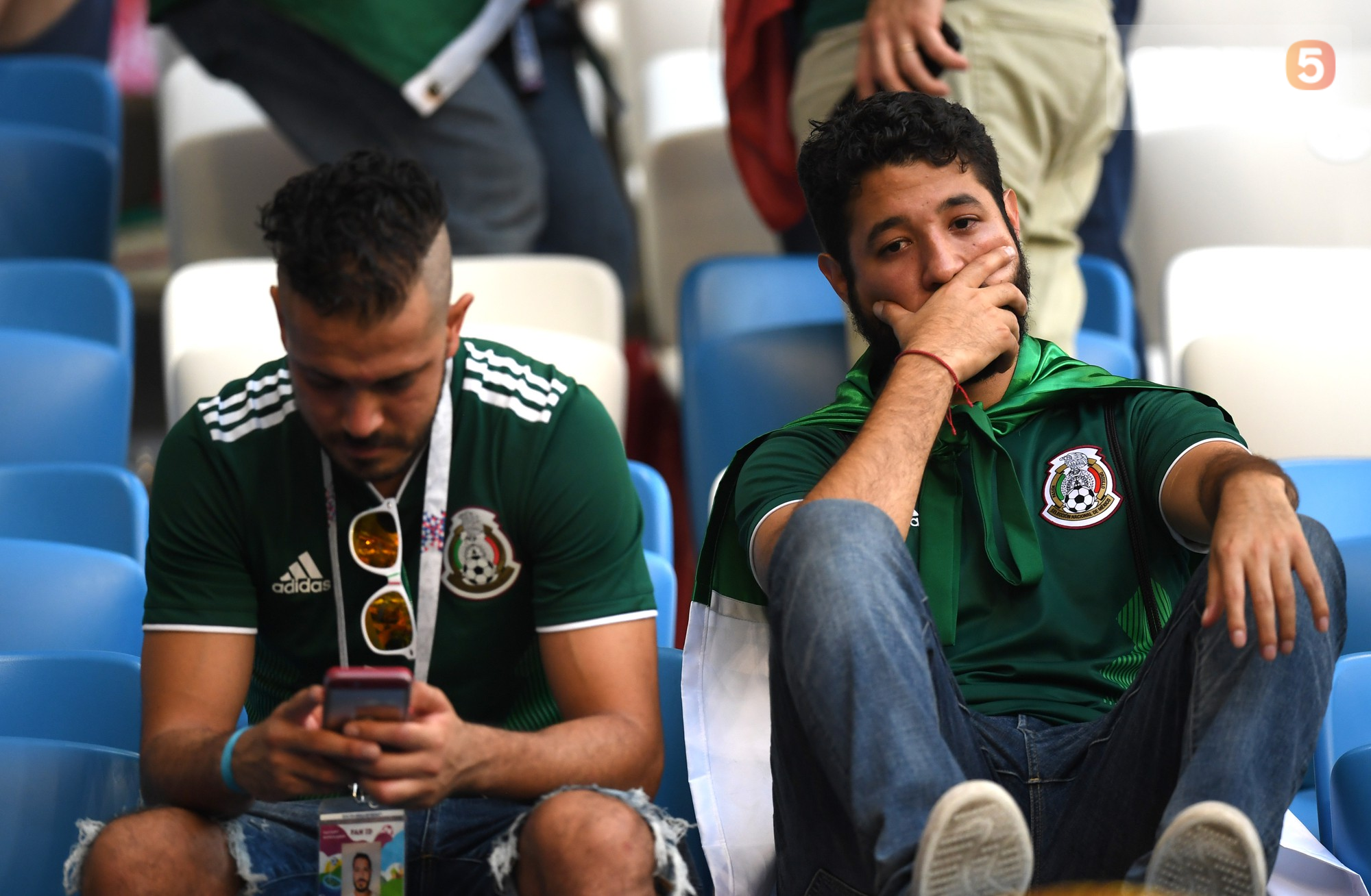 Hành động đẹp của CĐV Brazil với Mexico sau trận đấu - Ảnh 4.