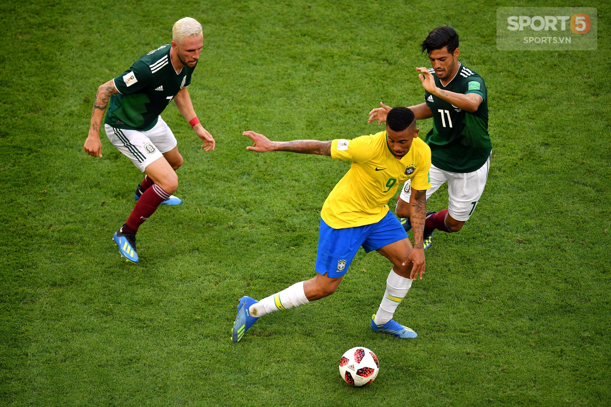 Hành động đẹp của CĐV Brazil với Mexico sau trận đấu - Ảnh 1.