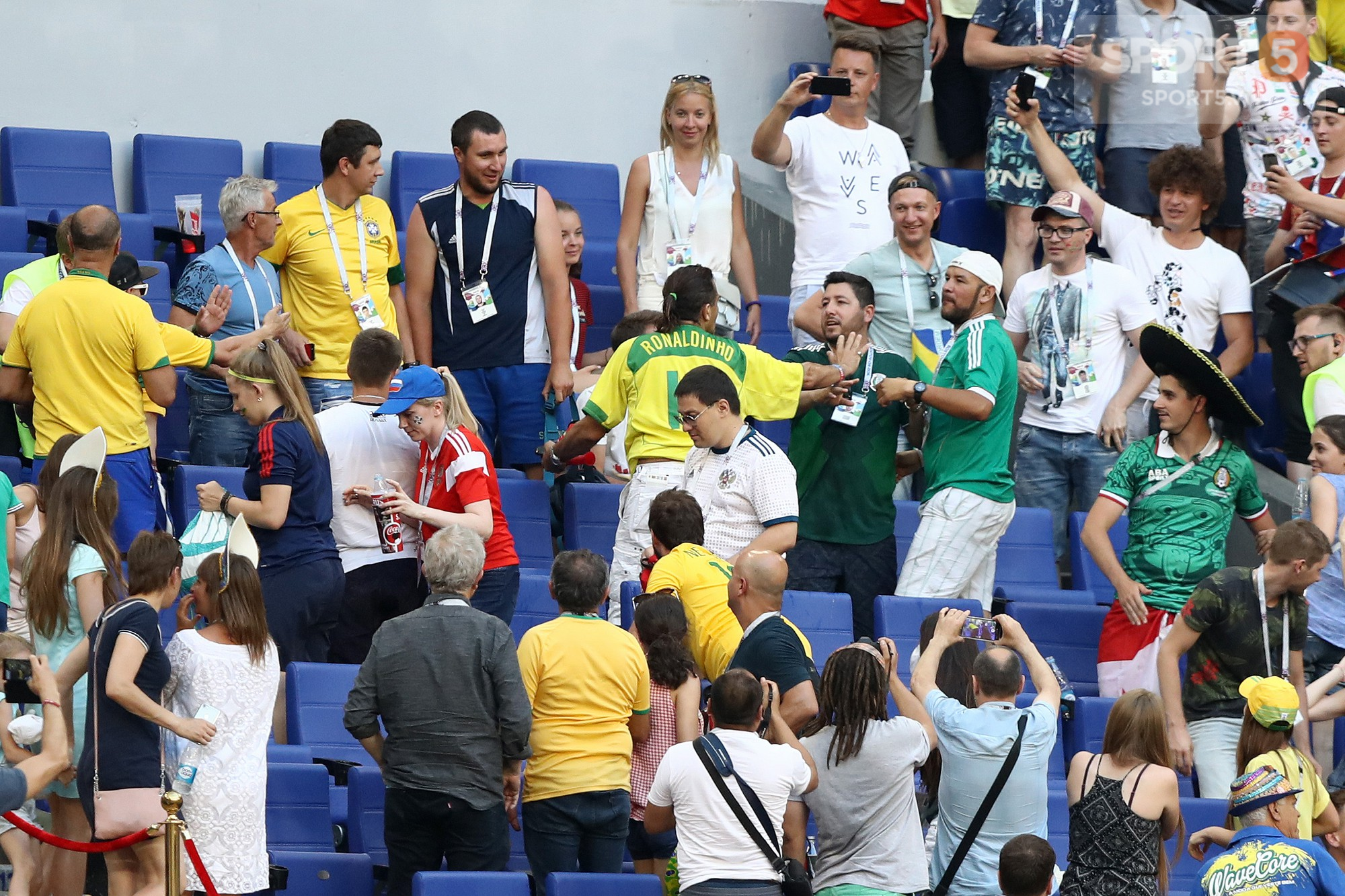 Hành động đẹp của CĐV Brazil với Mexico sau trận đấu - Ảnh 8.