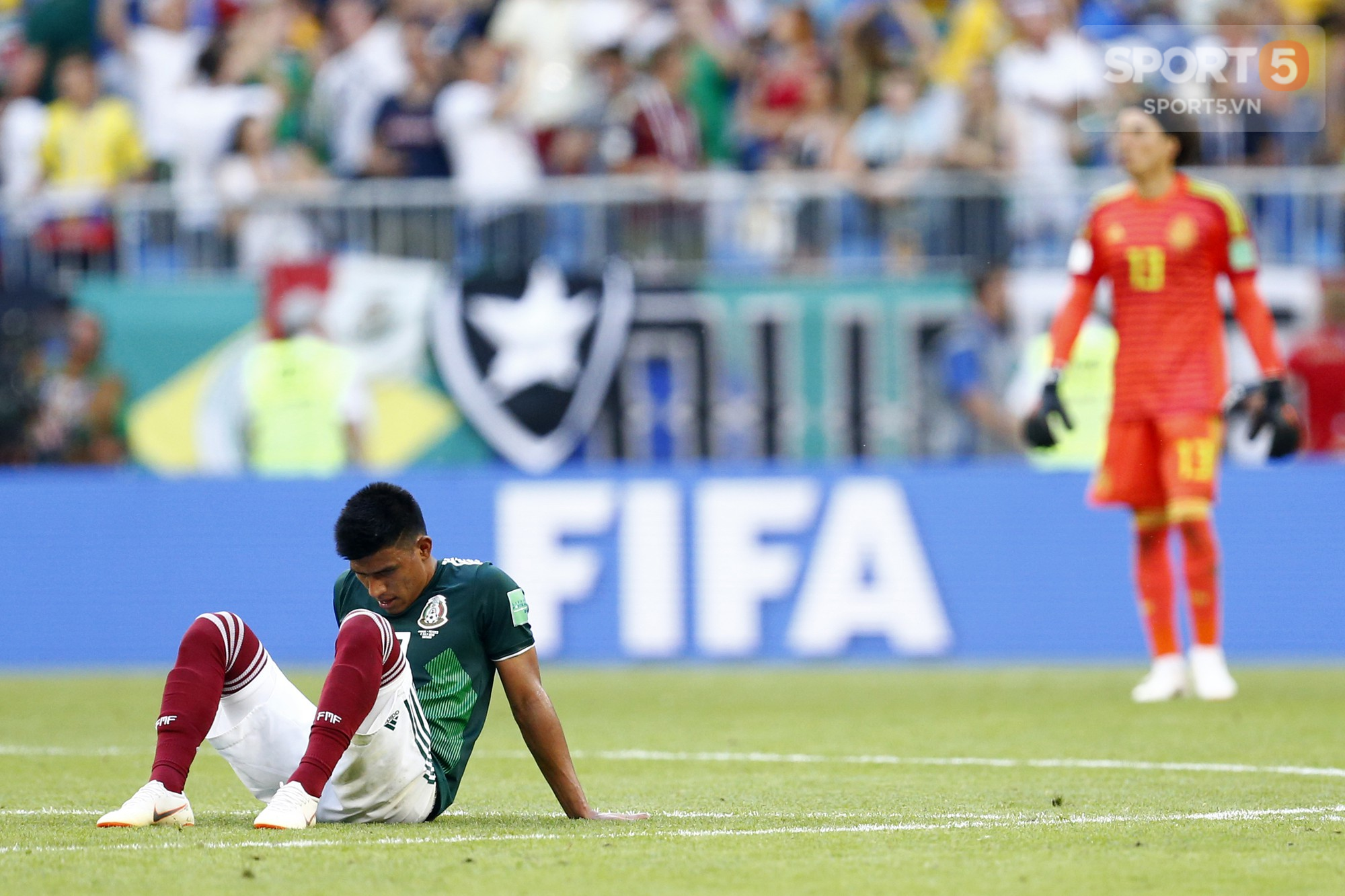 Hành động đẹp của CĐV Brazil với Mexico sau trận đấu - Ảnh 3.