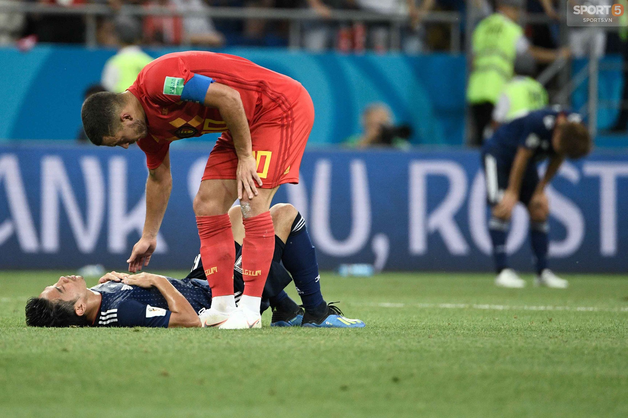 Cầu thủ Nhật Bản đổ gục, fan òa khóc sau trận thua ngược Bỉ - Ảnh 4.