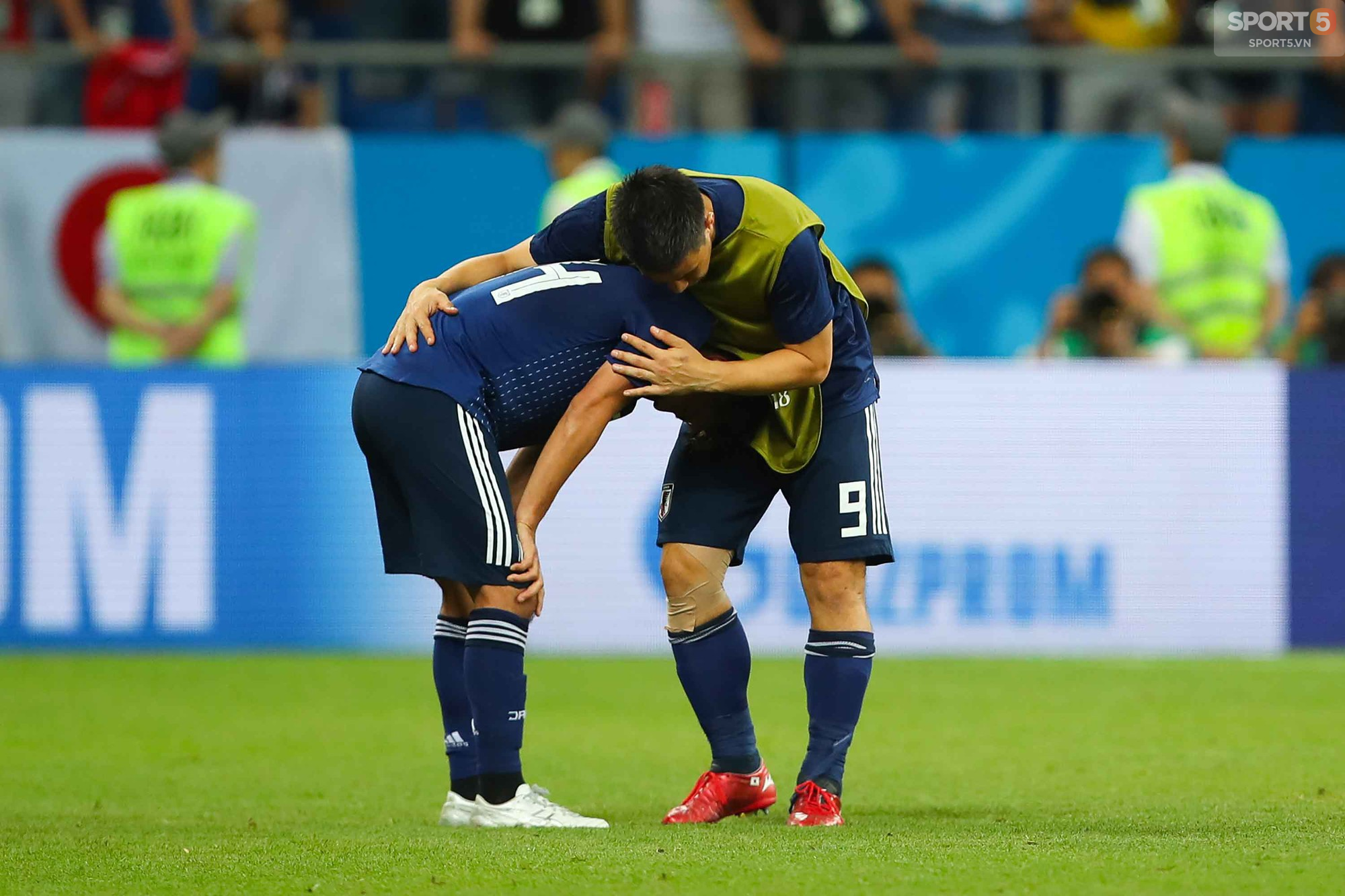 Cầu thủ Nhật Bản đổ gục, fan òa khóc sau trận thua ngược Bỉ - Ảnh 5.