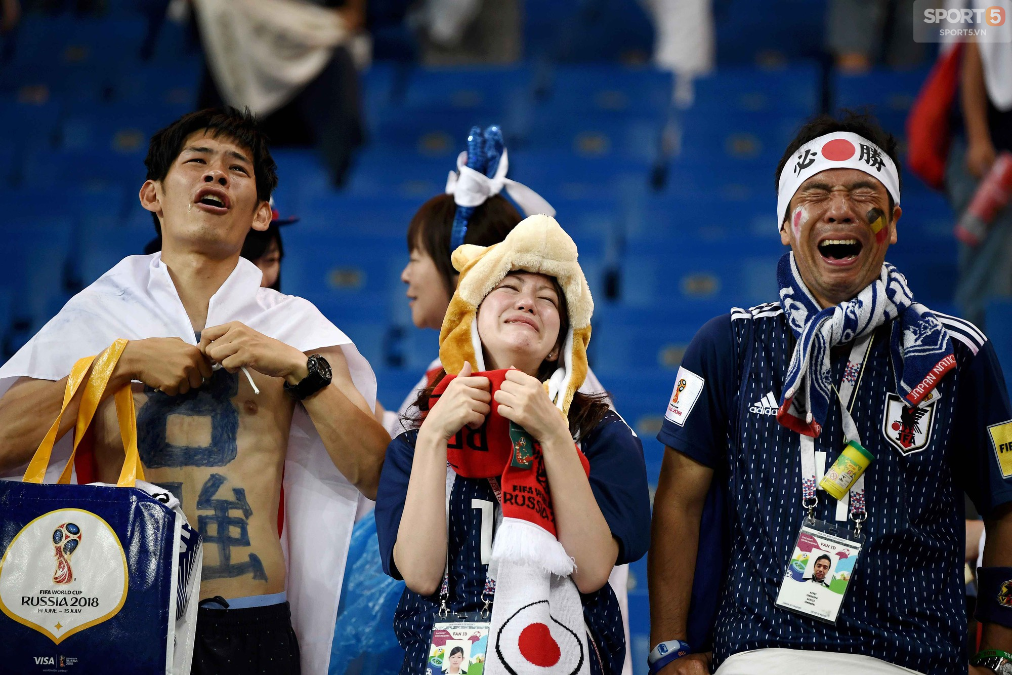 Cầu thủ Nhật Bản đổ gục, fan òa khóc sau trận thua ngược Bỉ - Ảnh 7.