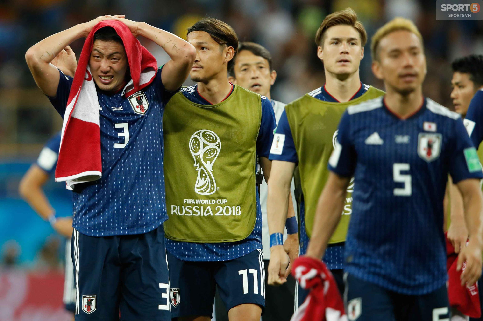 Cầu thủ Nhật Bản đổ gục, fan òa khóc sau trận thua ngược Bỉ - Ảnh 1.