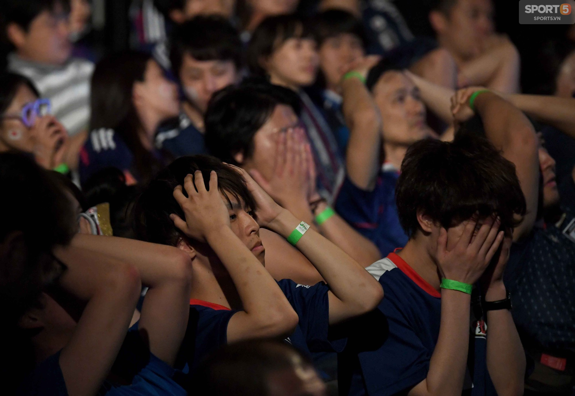 Cầu thủ Nhật Bản đổ gục, fan òa khóc sau trận thua ngược Bỉ - Ảnh 14.
