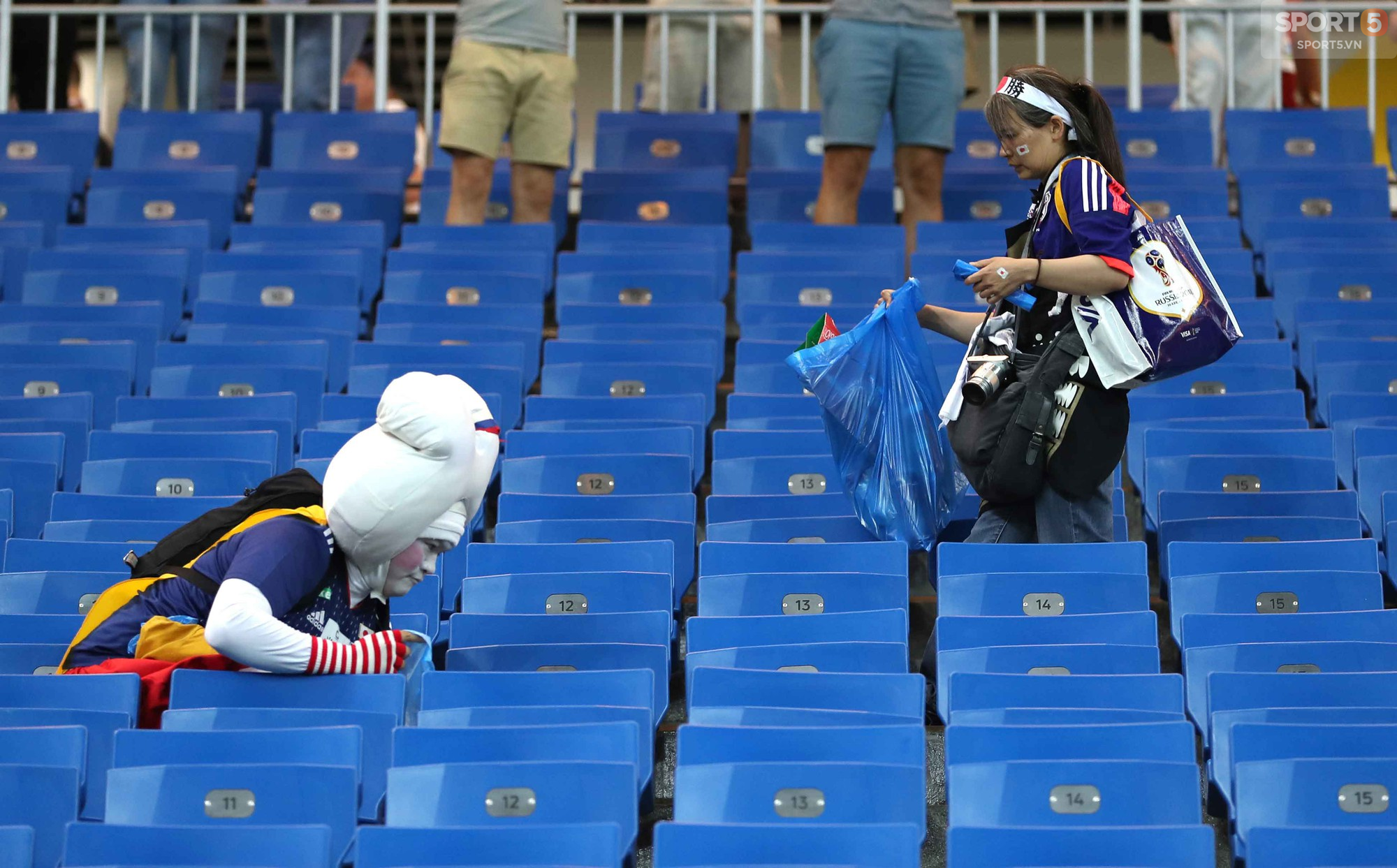 Cầu thủ Nhật Bản đổ gục, fan òa khóc sau trận thua ngược Bỉ - Ảnh 11.