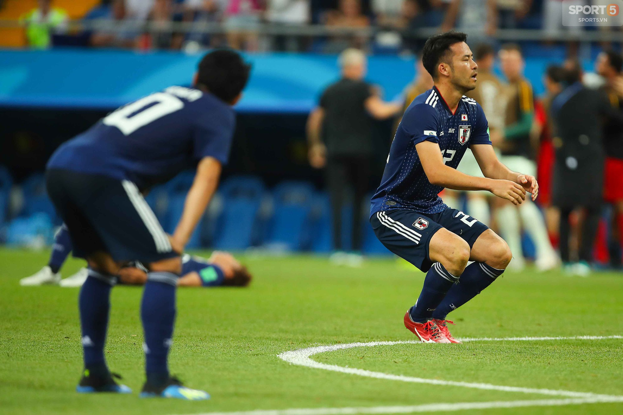 Cầu thủ Nhật Bản đổ gục, fan òa khóc sau trận thua ngược Bỉ - Ảnh 3.